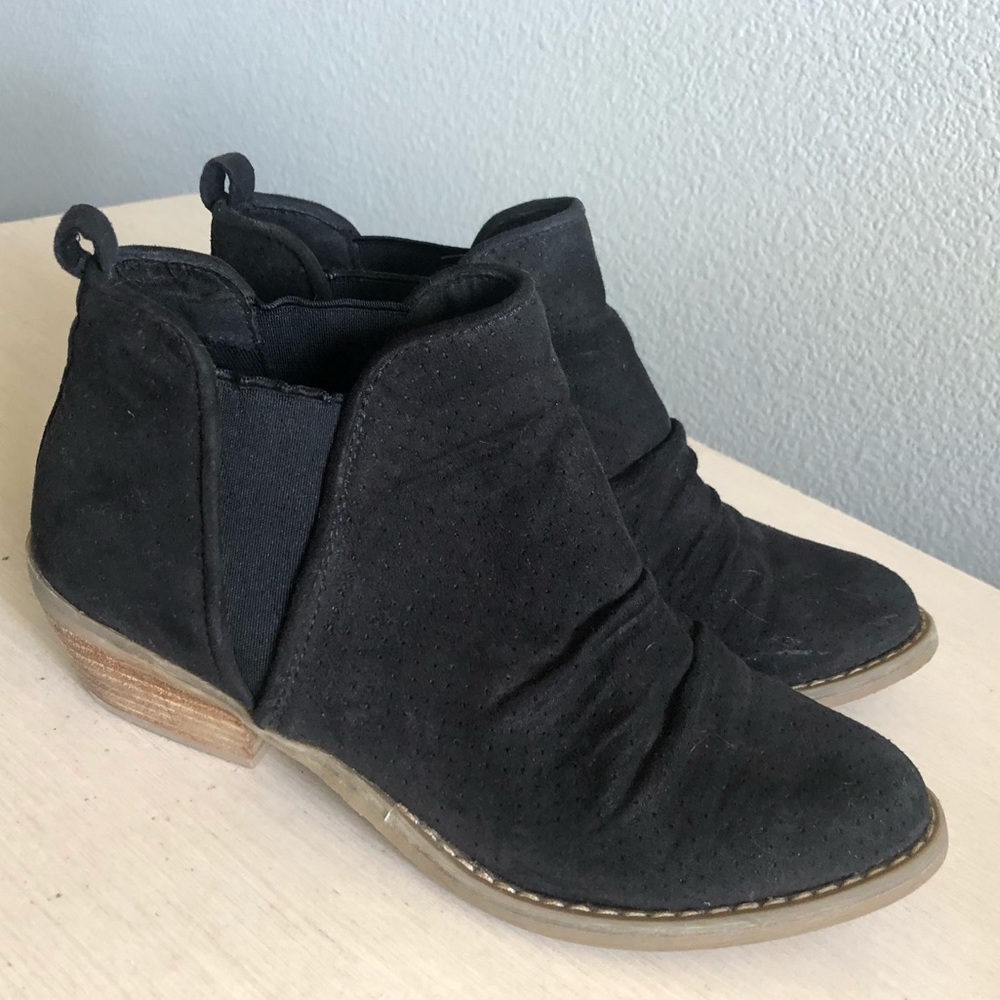 Report black booties with perforation